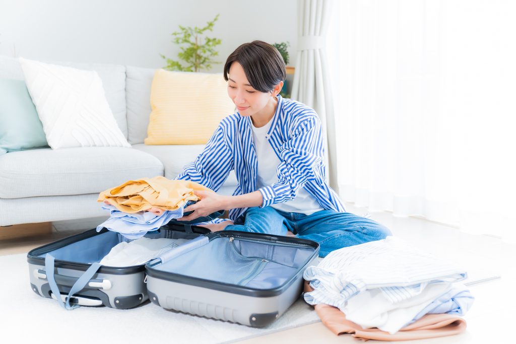 旅行の準備をする女性

